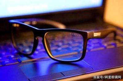防藍(lán)光眼鏡是否真有效？科學(xué)挑選數(shù)碼眼鏡的實(shí)用指南